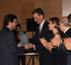 Don Felipe entrega el premio Artes y Letras a Hugo Fontela Rodríguez